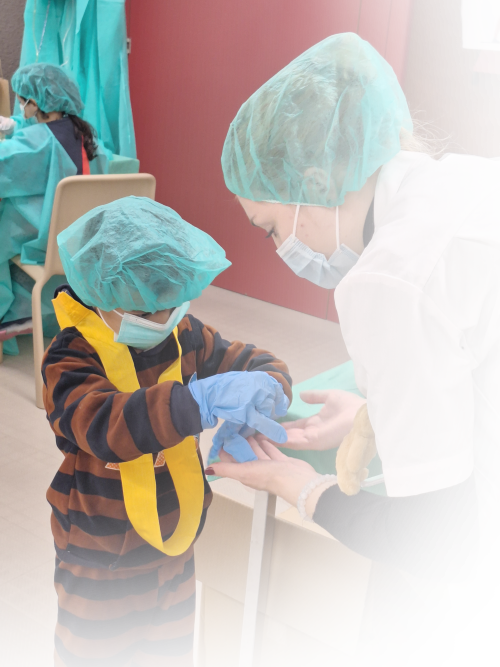 Enfant avec une nounoursologue et des gants
