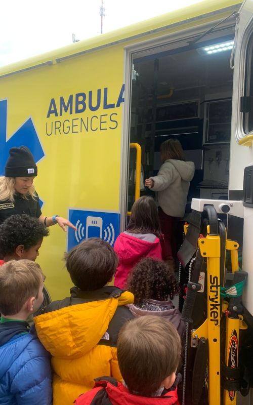 Enfants dans une ambulance